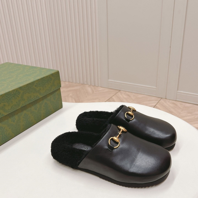 G*u*i slippers